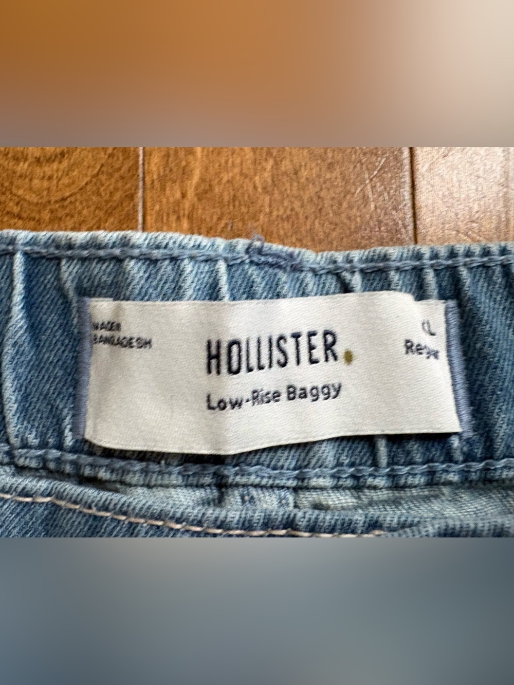 Hollister Low-Rise Baggy Jeans – Light Wash / Raw Hem (Size XL) - Picture 3 of 5